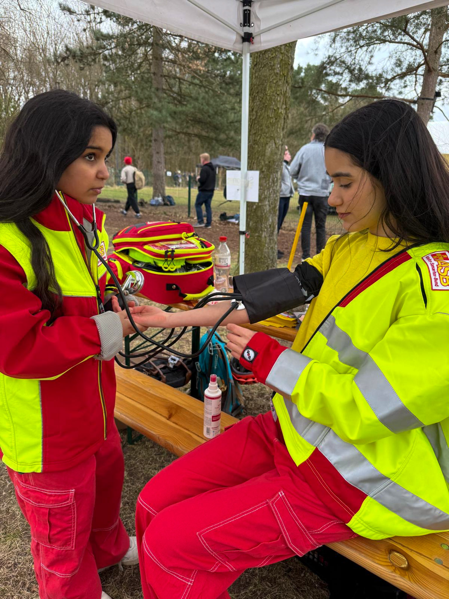 asb_02__Sara & Nisa messen RR